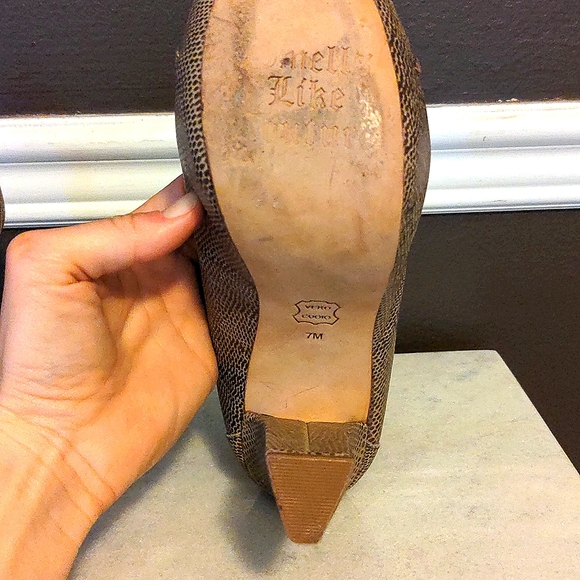 Juicy Couture taupe block heel platform peep toe lizard textured heels s… - Picture 7 of 10